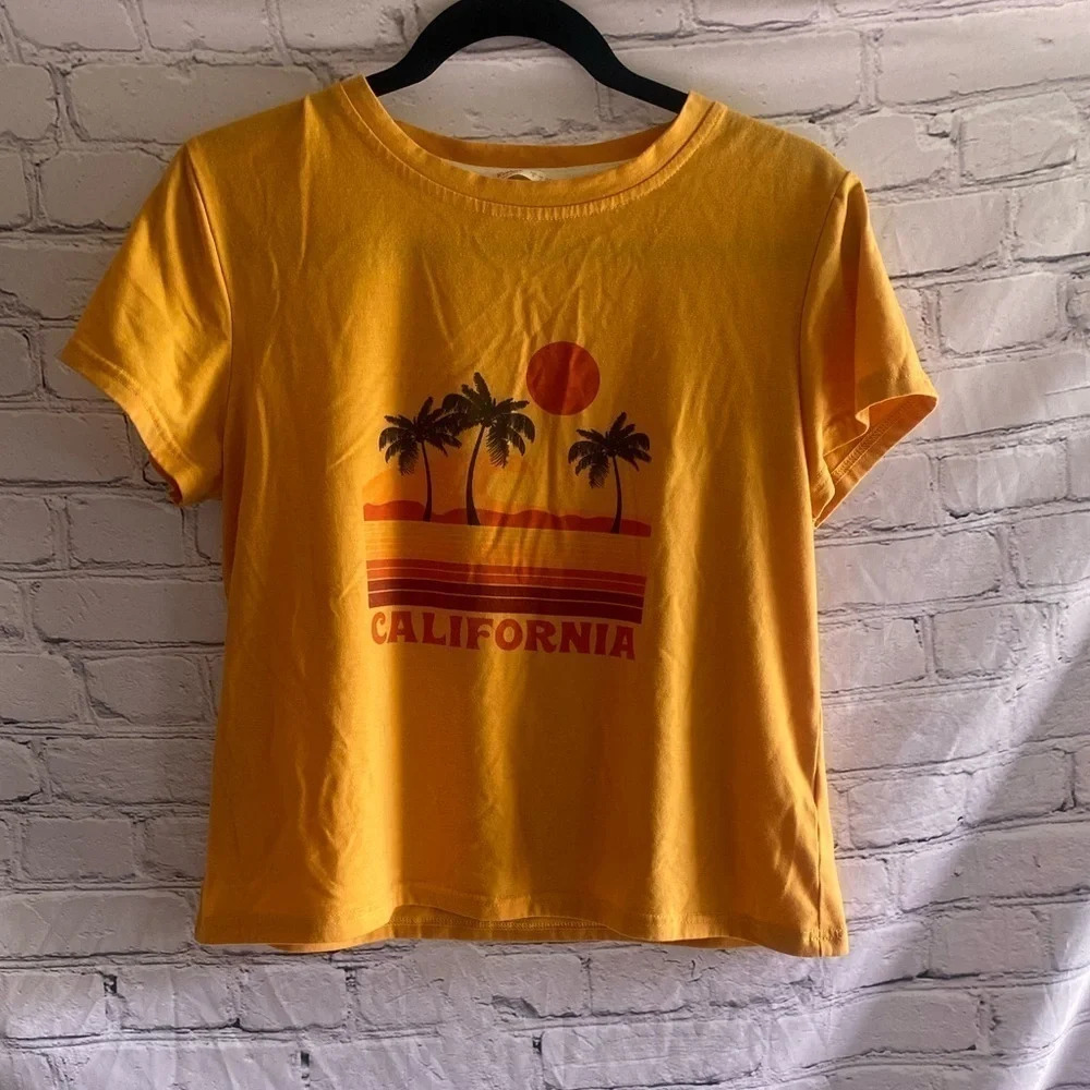 5/$20 Women’s Romwe California Crop Graphic Tee Small‎ Yellow